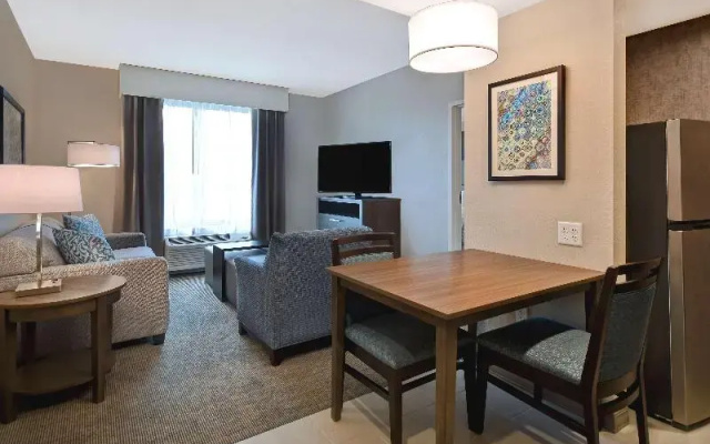 Suite with pool view