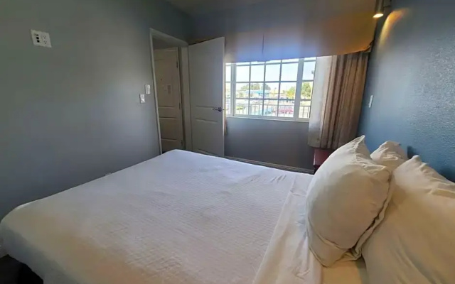 Standard Sextuple Family room
