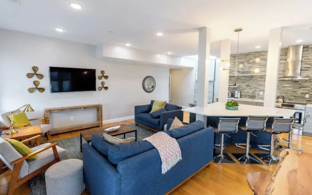 3 Bedrooms Luxury Apartment with harbour view
