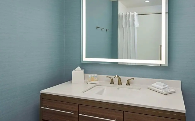 Suite with balcony and with city view