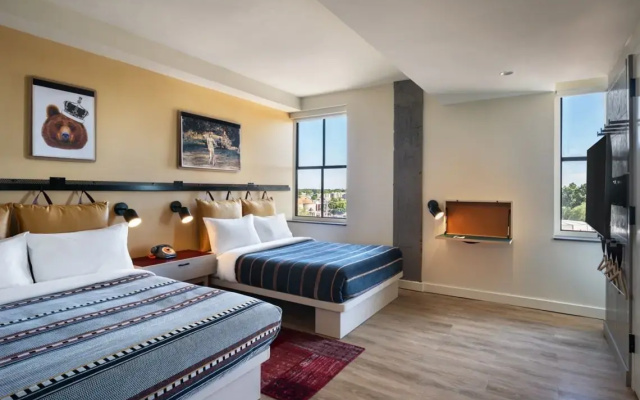 Standard Quadruple room with city view