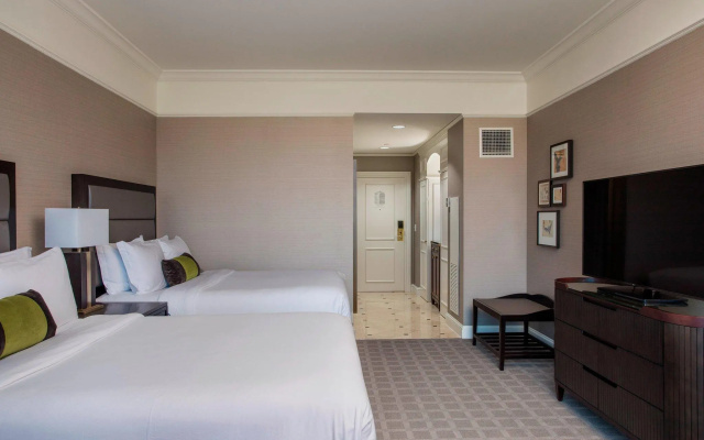 Deluxe Quadruple room with golf view