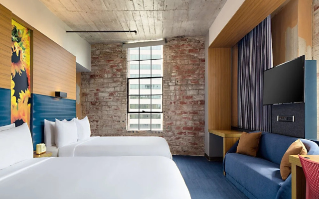 Aloft Quadruple room