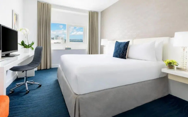 Trendy room with bay view