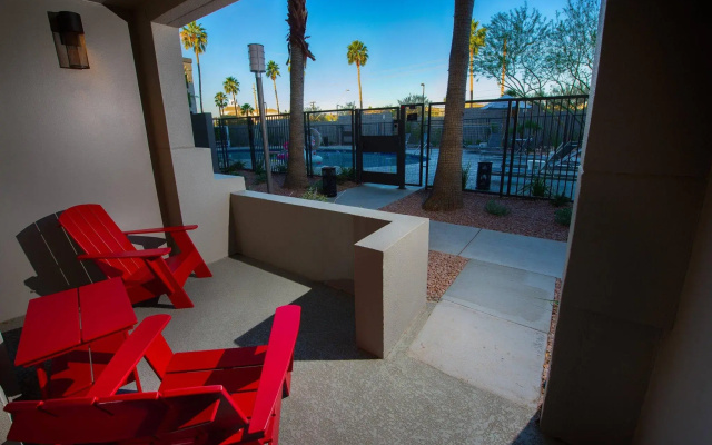 Standard Quadruple Basement room with pool view