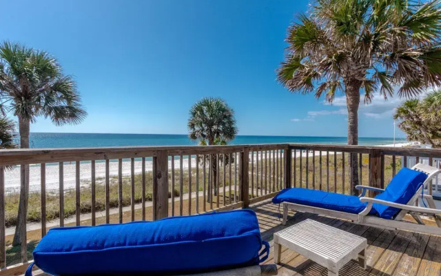 4 Bedrooms Cottage beachfront