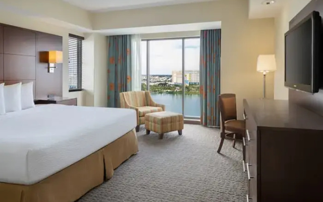 Club Suite with lake view