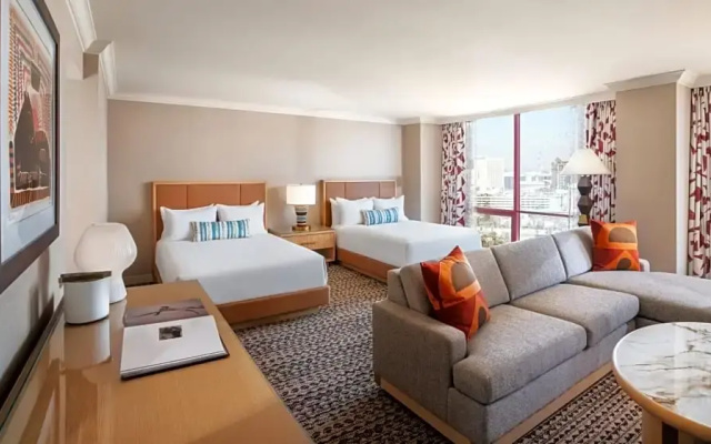 Deluxe Quadruple room with strip view