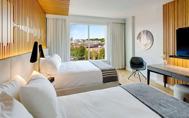 Accessible Quadruple room with city view