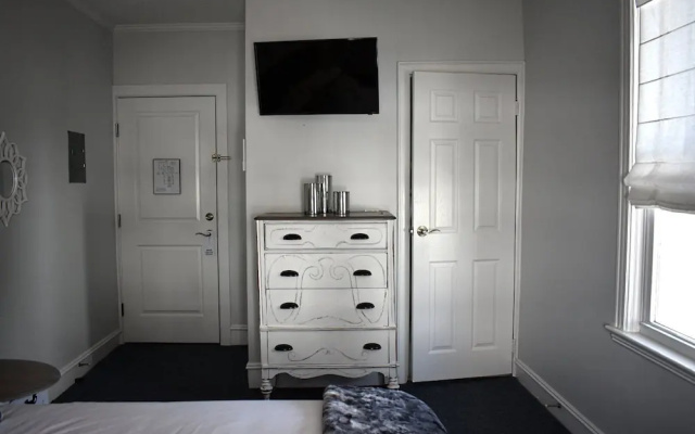 Classic Twin room with partial ocean view