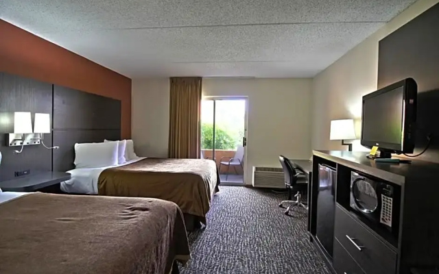 Premier Quadruple room with courtyard view