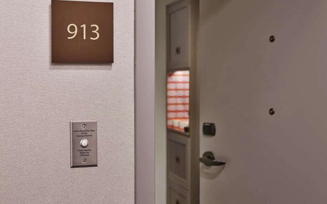 Deluxe Hearing Accessible room