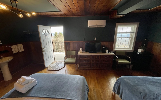Deluxe Quadruple room with balcony