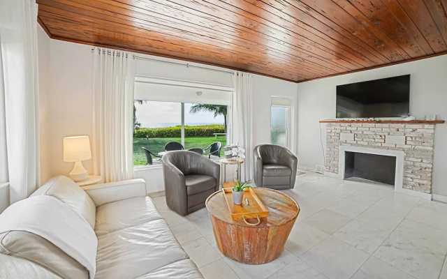 2 Bedrooms Cottage beachfront
