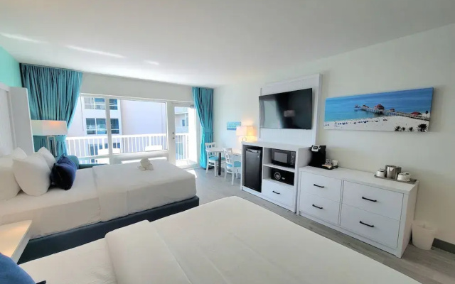 Standard Quadruple room with balcony and with pool view