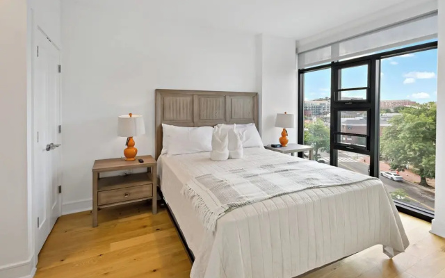 2 Bedrooms Luxury Apartment with city view