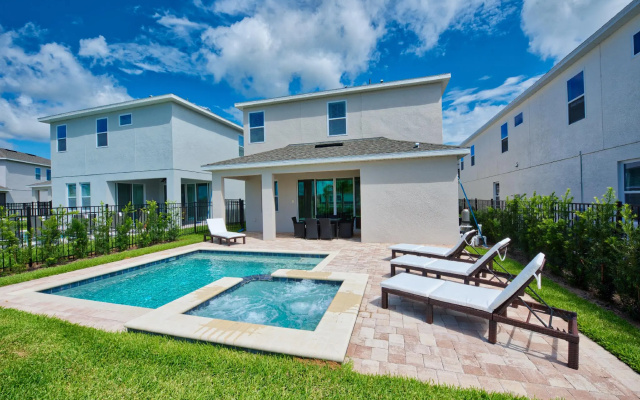 5 Bedrooms Villa