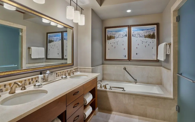 4 Bedrooms Standard room with balcony and with mountain view