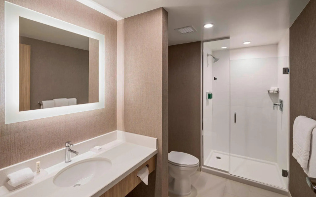 2 Bedrooms Suite with street view