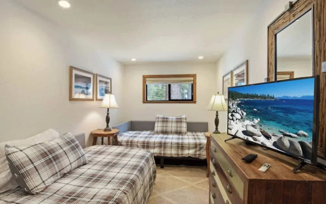 Cottage with balcony and with mountain view