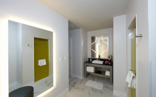 1 Bedroom Presidential Double Suite with city view