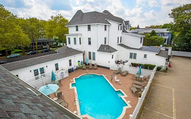Standard room with pool view