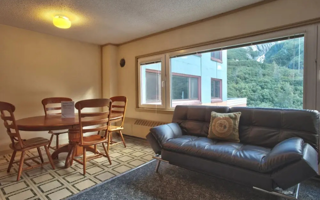 2 Bedrooms Apartment with mountain view