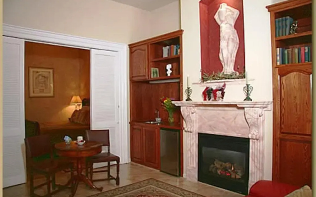 Deluxe Studio