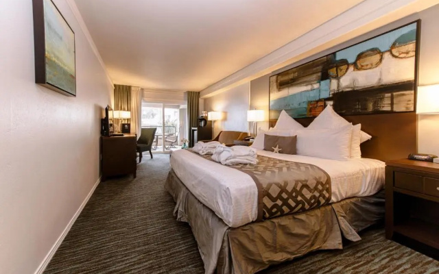 Standard room with partial ocean view