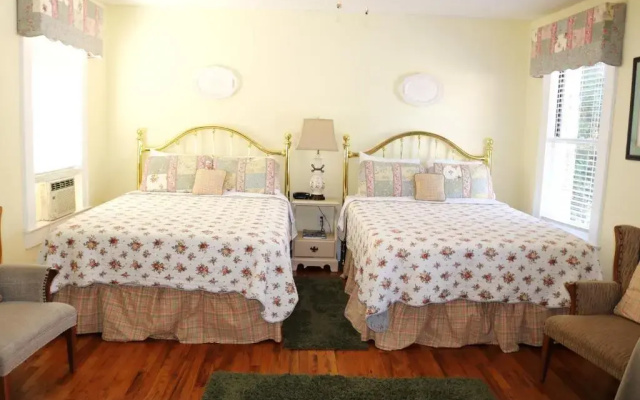 Standard Quadruple room with garden view