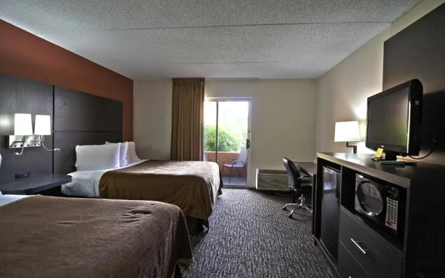 Standard Quadruple room with courtyard view