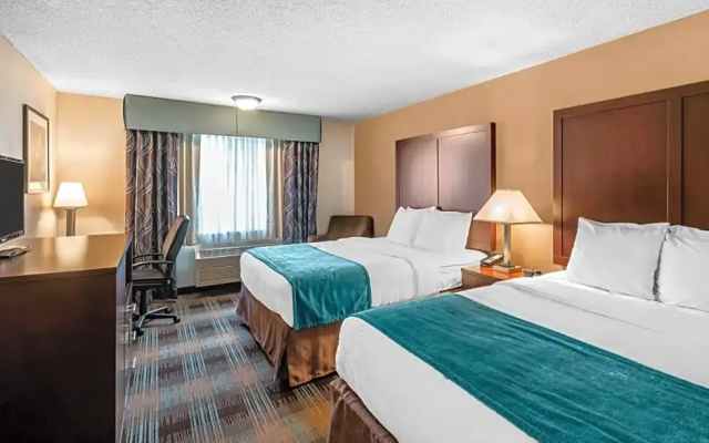 Standard Quadruple room with courtyard view