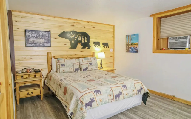2 Bedrooms Standard Family Basement room with view