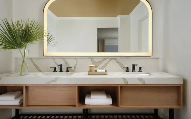 Premium Quadruple room with courtyard view