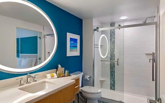 Standard Quadruple room with city view
