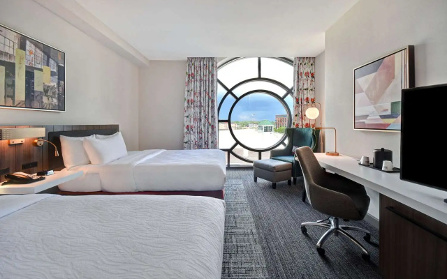 Standard Quadruple room with city view