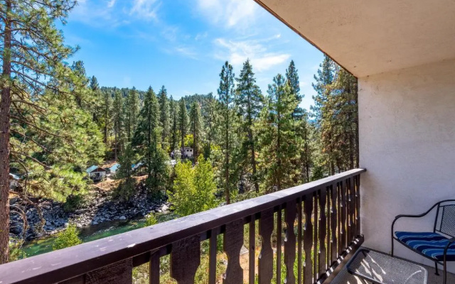 Standard Quadruple room with balcony and with river view