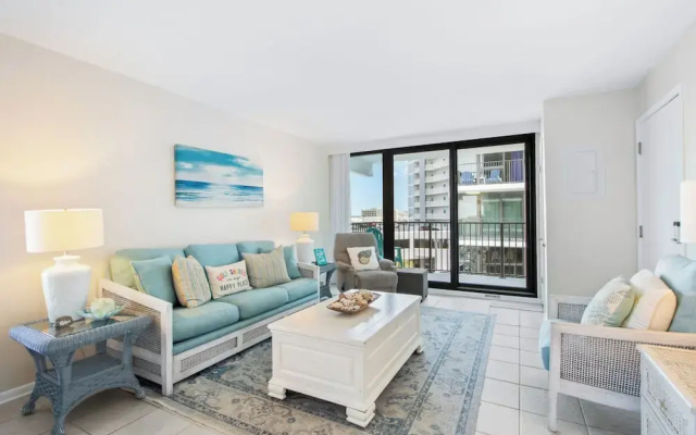 1 Bedroom Standard room with balcony and with partial ocean view