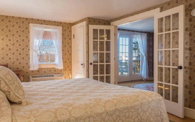 Deluxe Double room with partial ocean view