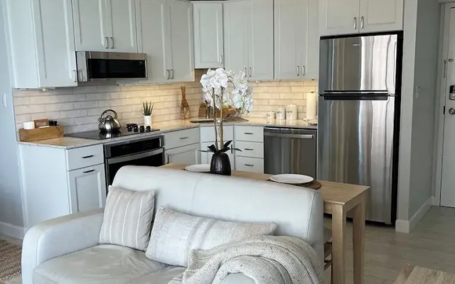 1 Bedroom Apartment with balcony and with bay view