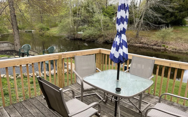 1 Bedroom Standard Family room with lake view