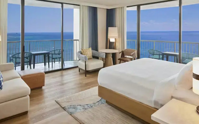 Rainbow Diamond Head Corner Double room oceanfront