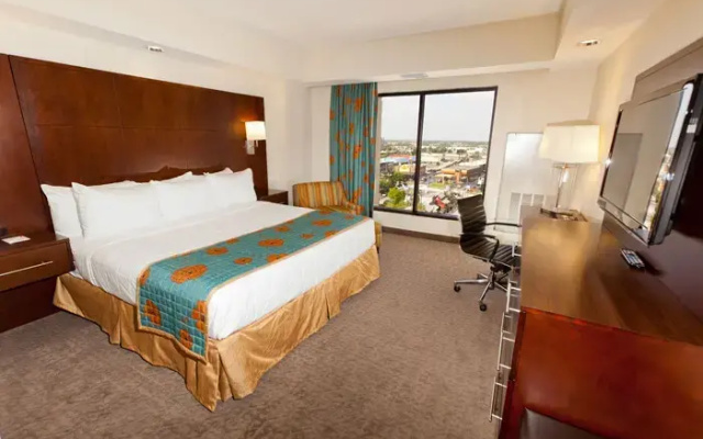 Club Accessible Suite with city view