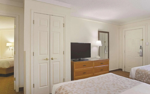 Deluxe Sextuple Family room