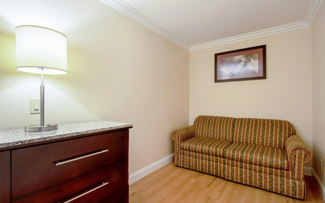 Sextuple Suite