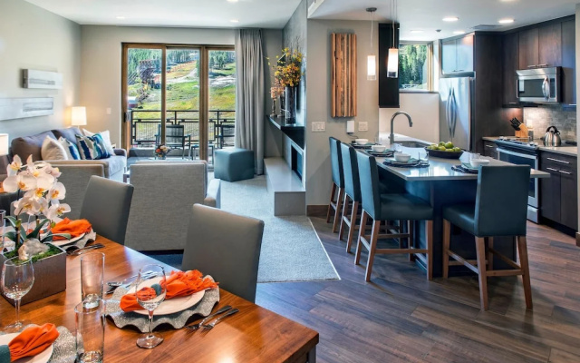2 Bedrooms Grand room with balcony
