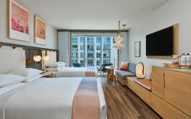 Standard Quadruple room with partial view