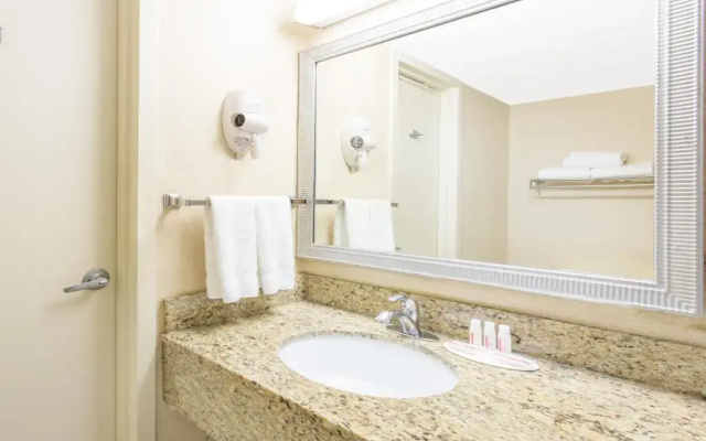 Standard Quadruple room with partial view