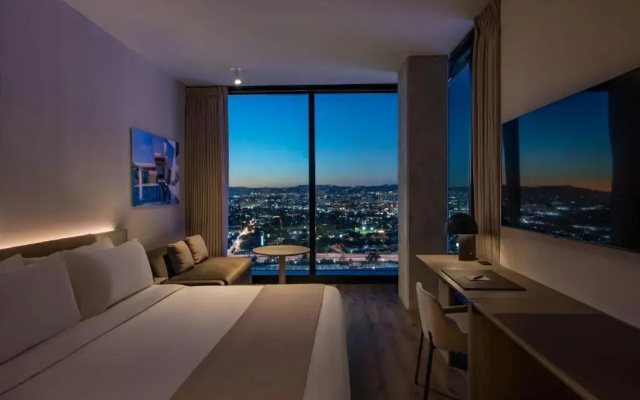 Corner Double room City View
