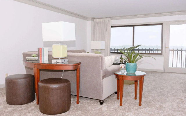 2 Bedrooms Sextuple Apartment with water view